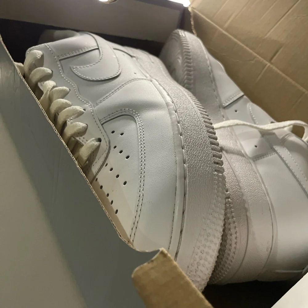 AIR FORCES - Picture 6 of 7